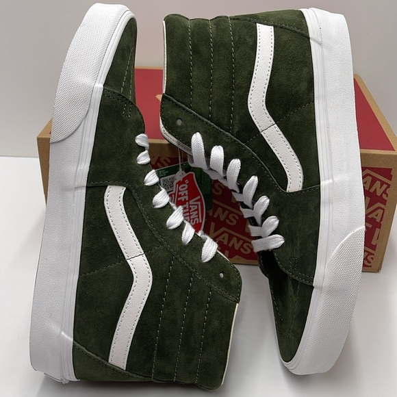 Vans WMNS Sk8-Hi Pig Suede Grape Leaf
VN0A&BVTS0K
SNEAKERS - Picture 11 of 16